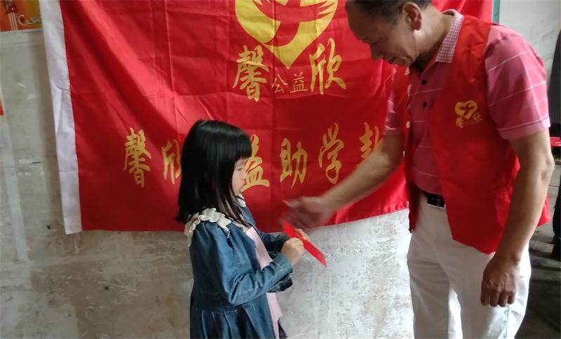 馨欣公益益阳市桃江县石牛江镇发放助学款