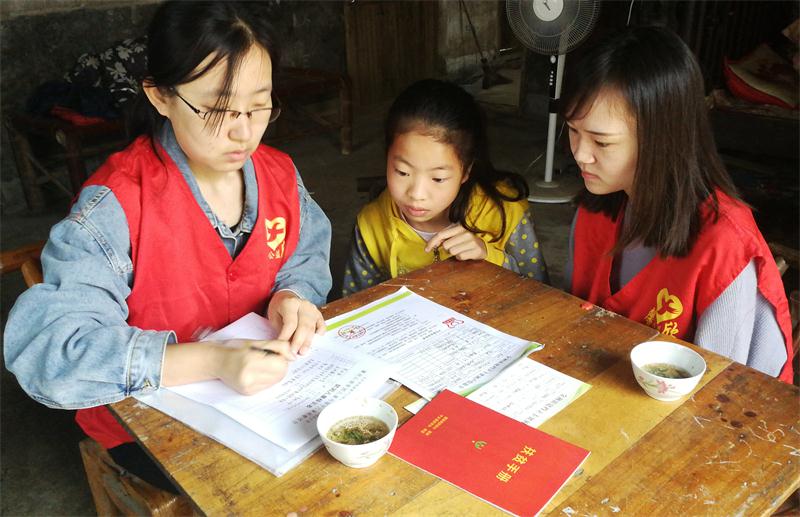 三社联动：馨欣公益宁乡关山走访核实贫困儿童家庭