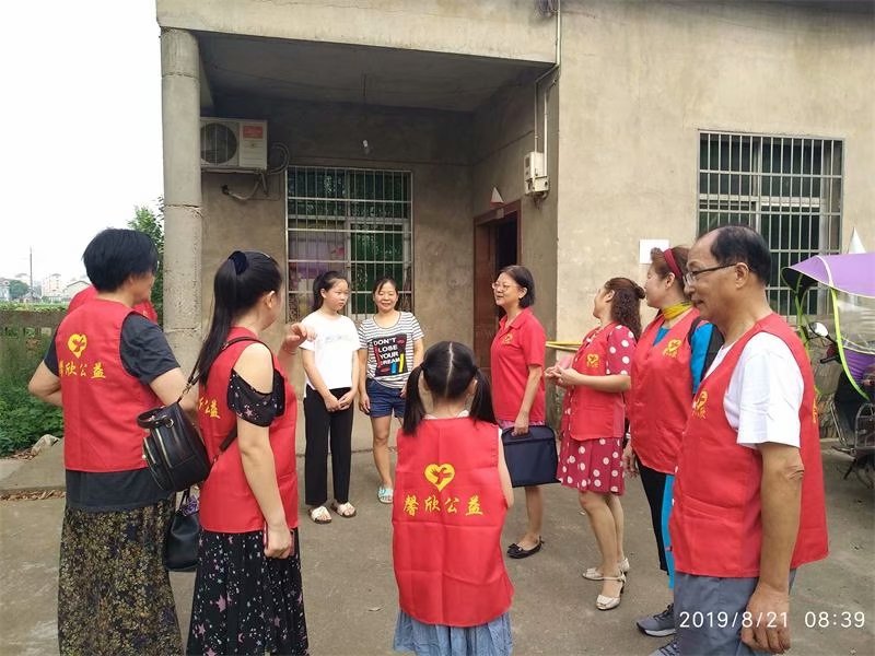 馨欣公益益阳市金银山与龙光桥走访贫困学生