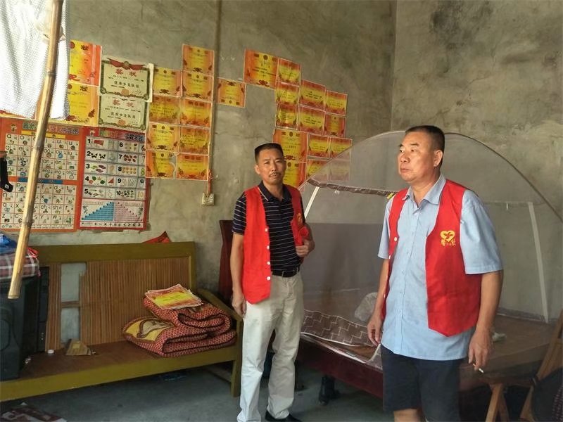 馨欣公益桃江县灰山港镇走访贫困学生