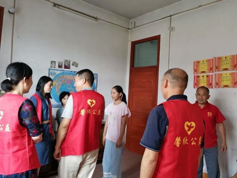 馨欣公益桃江县马迹塘镇走访贫困学生