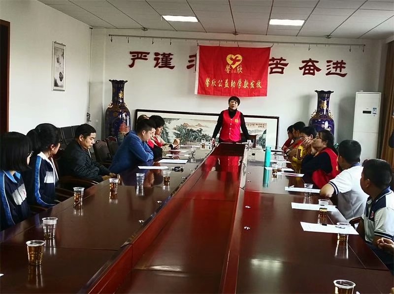 馨欣公益益阳市箴言中学发放助学款