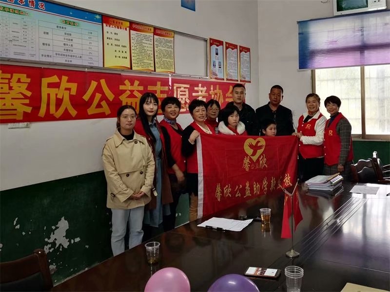 馨欣公益梓山湖学校凤凰湖学校与赫山中学发放助学款