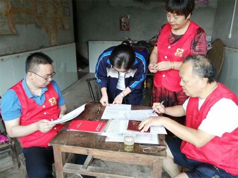 馨欣公益走访核实益阳市箴言中学贫困学生家庭情况