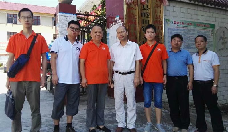 洞口县扶贫办主任慰问馨欣公益“情牵脱贫攻坚”志愿者