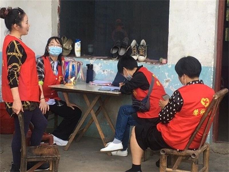 馨欣公益益阳市赫山区凤凰湖走访贫困学生