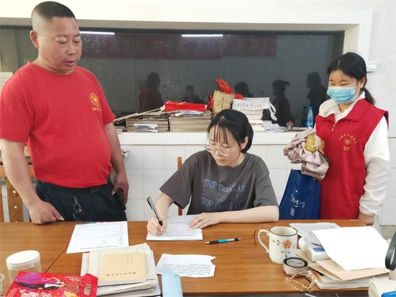 馨欣公益助学志愿者攸县与茶陵发放助学款