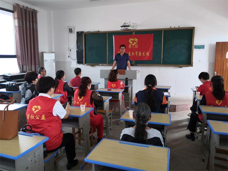 馨欣公益益阳长春经开区中学与过鹿坪中学发放助学款