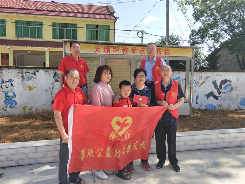 馨欣公益桃江县武潭镇和马迹塘镇发放助学款