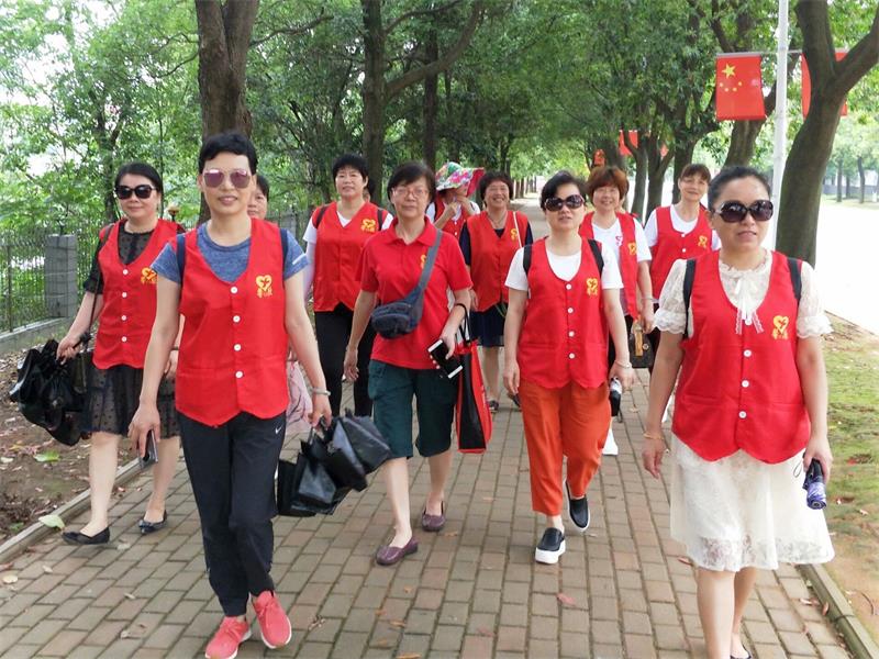 馨欣公益益阳市箴言中学发放助学款