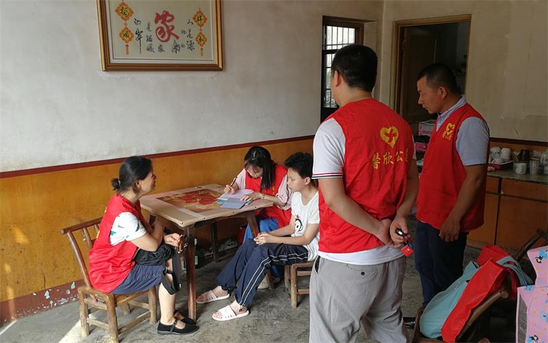 三社联动：馨欣公益开福区走访核实沙坪贫困儿童家庭