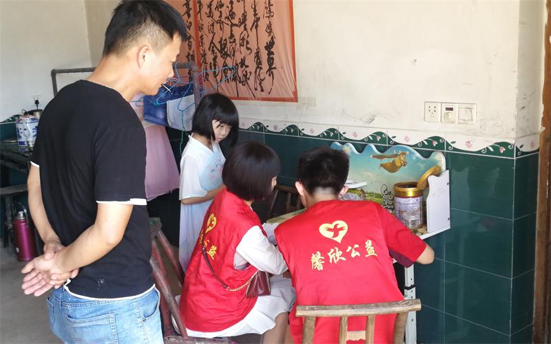 三社联动：馨欣公益岳麓区走访核实莲花镇贫困儿童家庭