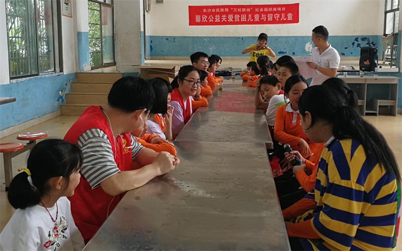 三社联动：馨欣公益岳麓区龙洲小学举行关爱主题活动