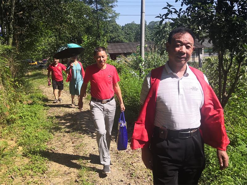 馨欣公益桃江县浮丘山乡走访贫困学生