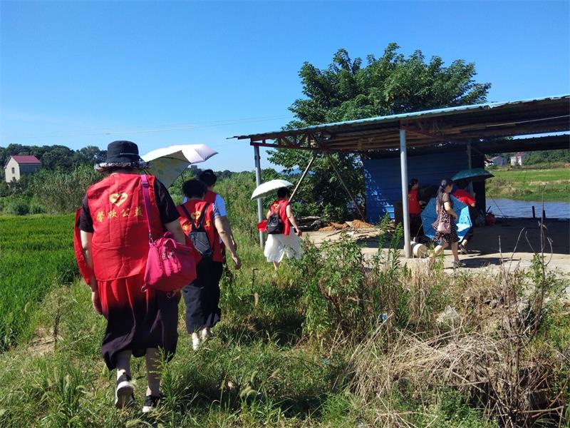 馨欣公益益阳市赫山区沧水铺镇走访贫困学生
