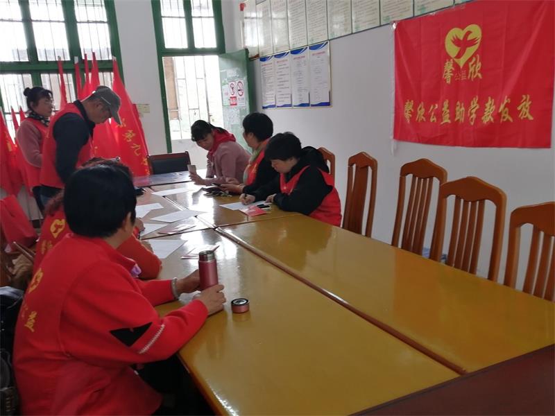 馨欣公益益阳市九中等三所学校发放助学款