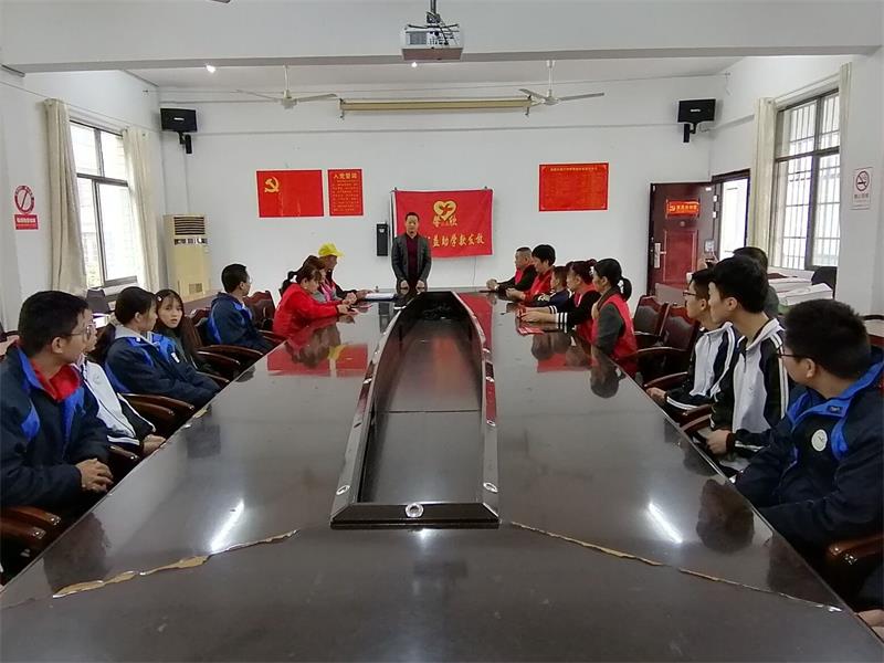 馨欣公益益阳市六中等三所学校发放助学款