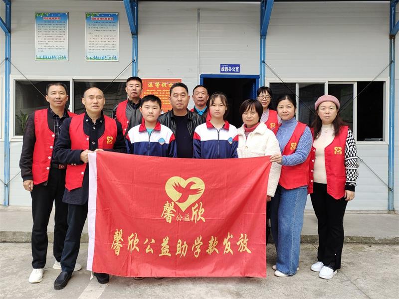 馨欣公益桃江县武潭镇中学等四所学校发放助学款